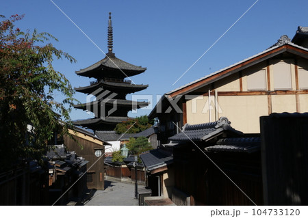 京都らしい景観をかもしだす八坂の塔 104733120