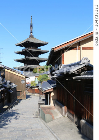 京都らしい景観をかもしだす八坂の塔 104733121