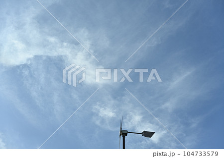 風向計と早朝の空と雲 風向計と早朝の空と雲 104733579