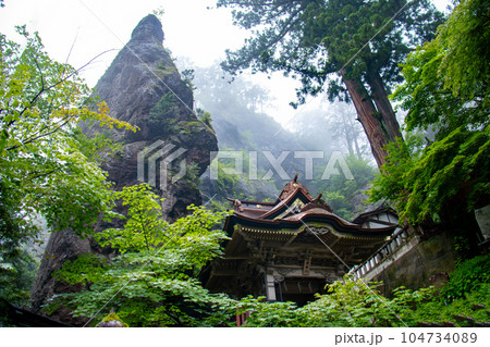 梅雨の朝　神々しさに包まれる榛名神社 104734089