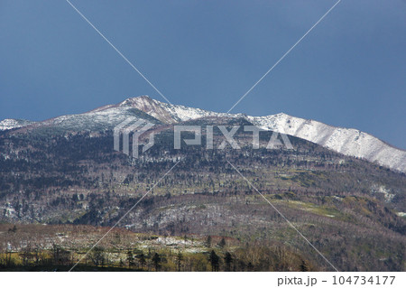 藻琴山と稜線 104734177