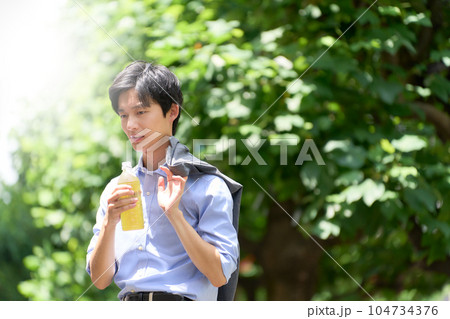 暑さで朦朧とする若い男性 104734376