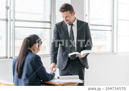 学校で日本人の女子高生を指導する外国人講師（英語・英会話） 104734570