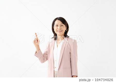 ビジネス　シニア　女性　指差し 104734826