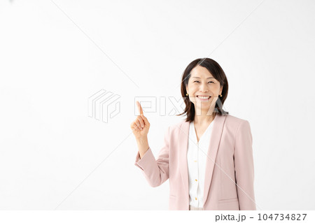 ビジネス　シニア　女性　指差し 104734827