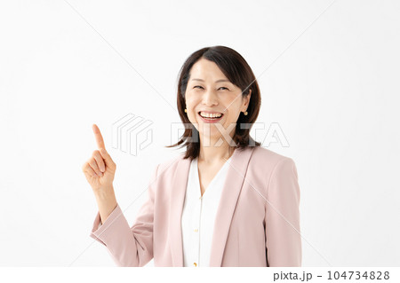 ビジネス シニア 女性 指差し ビジネス シニア 女性 指差し 104734828