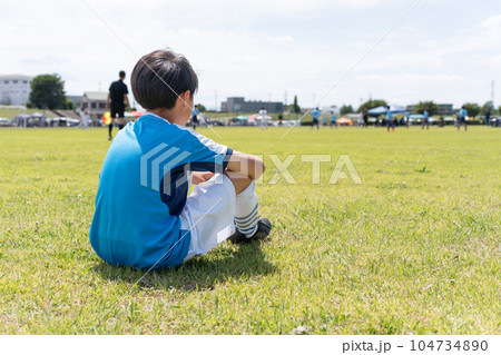 サッカーの試合を見ているアジア人の子供 サッカーの試合を見ているアジア人の子供 104734890