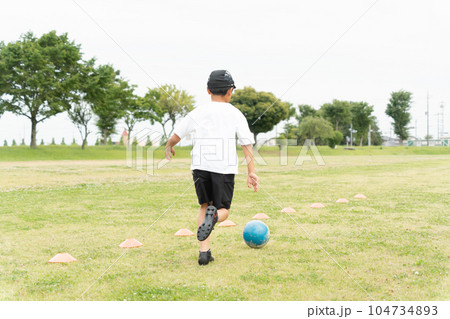 公園でサッカーをするアジア人の子供 公園でサッカーをするアジア人の子供 104734893