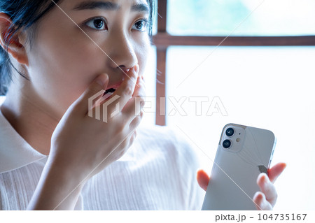 スマホを壊してショックを受ける若い女性 スマホを壊してショックを受ける若い女性 104735167