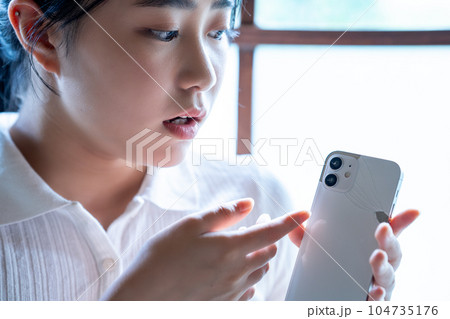 スマホを壊してショックを受ける若い女性 104735176