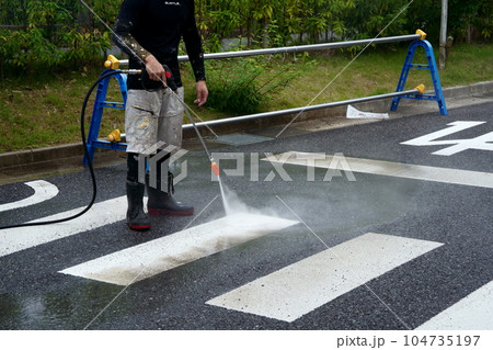 横断歩道のアスファルト面の高圧洗浄工事 02 横断歩道のアスファルト面の高圧洗浄工事 02 104735197