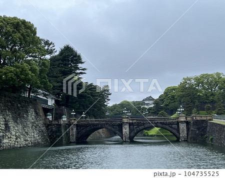 皇居二重橋から見た正門石橋 皇居二重橋から見た正門石橋 104735525