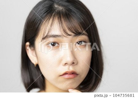 20代ボブカット女性のポートレート 104735681