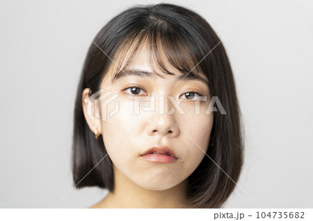 20代ボブカット女性のポートレート 104735682