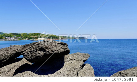 龍蛇神社の鳥居の近くにある岩の上に僅かにくっついている石 104735991