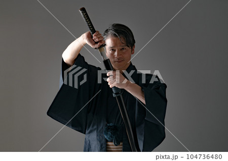 日本刀を持つ男性 黒バック 日本刀を持つ男性 黒バック 104736480
