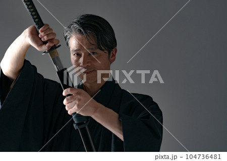日本刀を持つ男性　黒バック 104736481