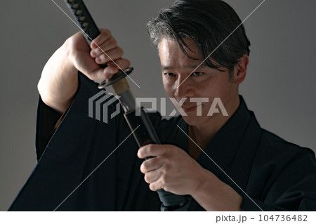 日本刀を持つ男性 黒バック 日本刀を持つ男性 黒バック 104736482