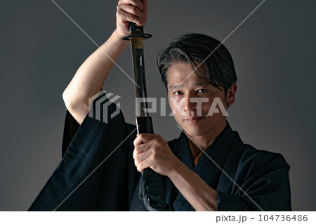 日本刀を持つ男性 黒バック 日本刀を持つ男性 黒バック 104736486