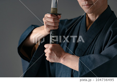 日本刀を持つ男性 黒バック 日本刀を持つ男性 黒バック 104736495