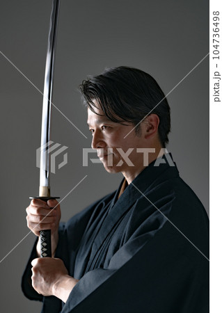 日本刀を持つ男性　黒バック 104736498