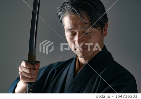 日本刀を持つ男性 黒バック 日本刀を持つ男性 黒バック 104736503