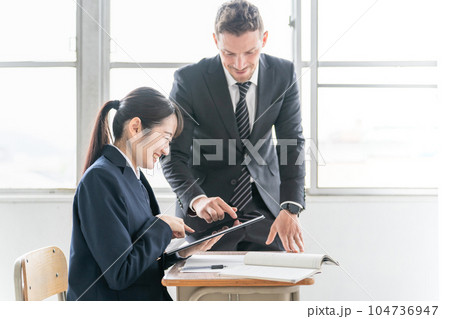 学校・塾でタブレットを使って楽しく外国語を高校生・中学生と笑顔の外国人講師・先生(ICT教育) 学校・塾でタブレットを使って楽しく外国語を高校生・中学生と笑顔の外国人講師・先生(ICT教育) 104736947