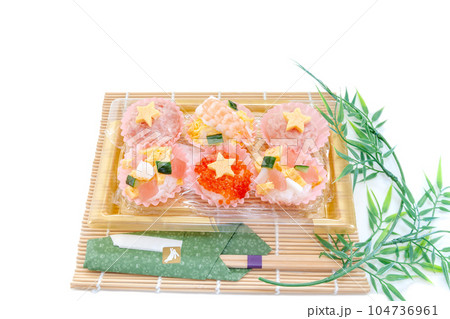 七夕の手作りばらチラシ寿司弁当【白背景】 104736961