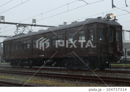 土砂降りの中の旧型車 土砂降りの中の旧型車 104737314