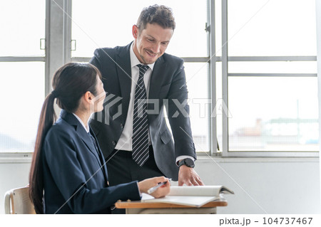 語学留学して学校で英語を勉強する制服の受験生と外国人講師・先生・教師(塾・予備校) 語学留学して学校で英語を勉強する制服の受験生と外国人講師・先生・教師(塾・予備校) 104737467