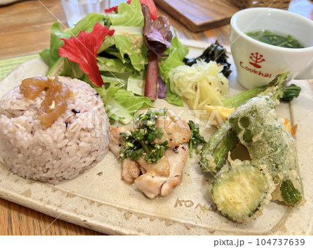 カフェでワンプレートランチタイム 104737639