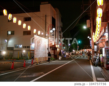 開催本部から参道と奧澤神社を望む。世田谷区奥澤(おくさわ) 秋の大蛇御輿(だいじゃみこし)。2010 開催本部から参道と奧澤神社を望む。世田谷区奥澤(おくさわ) 秋の大蛇御輿(だいじゃみこし)。2010 104737736