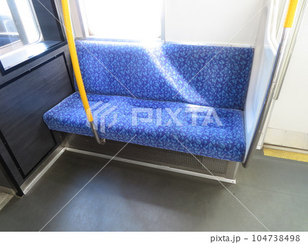電車 優先席 椅子 青色 電車 優先席 椅子 青色 104738498