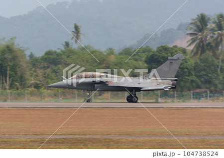 フランス空軍ラファール戦闘機着陸 104738524