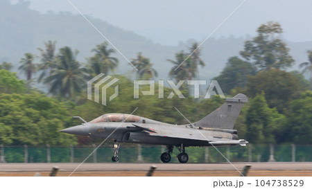 フランス空軍ラファール戦闘機着陸 フランス空軍ラファール戦闘機着陸 104738529