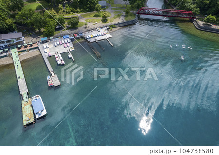 夏の支笏湖を空撮（湖畔園地 観光船 ボート乗り場） 104738580
