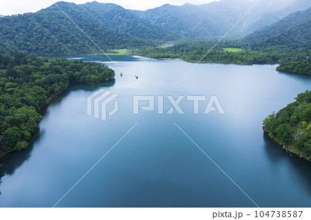 夏のオコタンペ湖を空撮 104738587