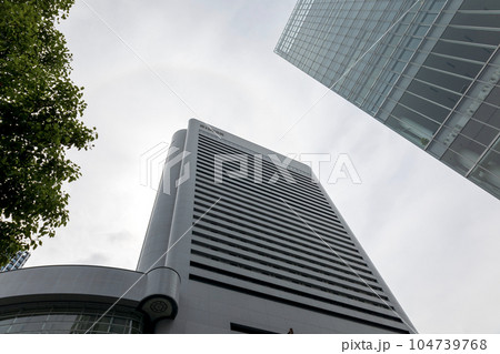 曇天の日に見上げたヒルトン大阪とヒルトンプラザの建物(2023年5月撮影) 曇天の日に見上げたヒルトン大阪とヒルトンプラザの建物(2023年5月撮影) 104739768