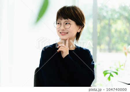 自宅で勉強する若い女性 104740000