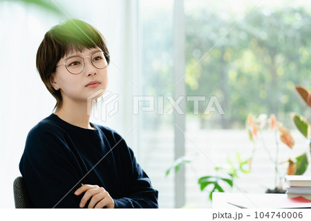 自宅で勉強する若い女性 自宅で勉強する若い女性 104740006