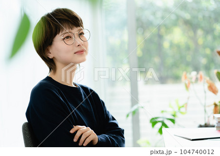 自宅で勉強する若い女性 自宅で勉強する若い女性 104740012