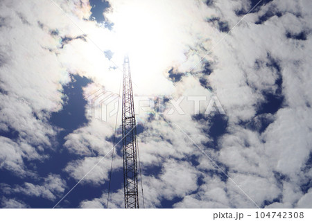 青空に伸びるクレーン 青空に伸びるクレーン 104742308