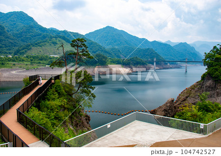 初夏の八ッ場ダム　八ッ場あがつま湖の風景　群馬県長野原町　日本 104742527