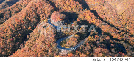 「栃木県」日光いろは坂の紅葉 空撮 「栃木県」日光いろは坂の紅葉 空撮 104742944