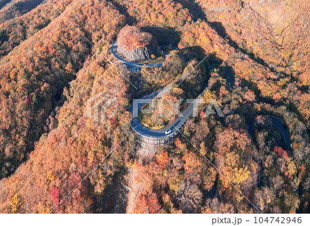 「栃木県」日光いろは坂の紅葉 空撮 「栃木県」日光いろは坂の紅葉 空撮 104742946