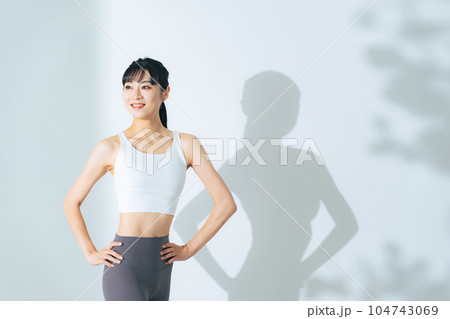 トレーニングでウエストをシェイプアップした女性 ボディケア ダイエット トレーニングでウエストをシェイプアップした女性 ボディケア ダイエット 104743069