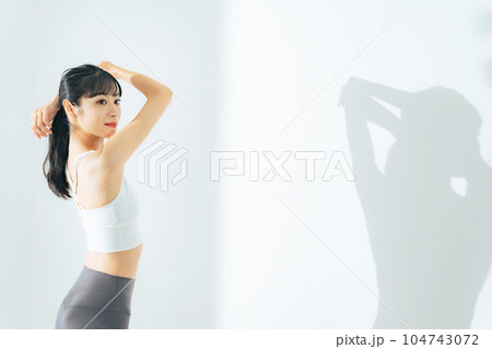 トレーニングでシェイプアップした女性 ボディケア ダイエット トレーニングでシェイプアップした女性 ボディケア ダイエット 104743072