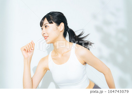トレーニングウェアで走る女性 トレーニングウェアで走る女性 104743079