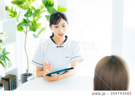 患者に問診する医療従事者の女性 104743085