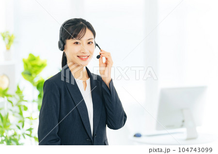 オフィスに立つ女性オペレーター 104743099